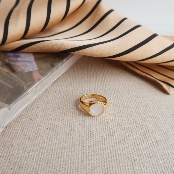 NEW 18K Gold Plated Mother of Pearl Round Signet Ring - Picture 3 of 6